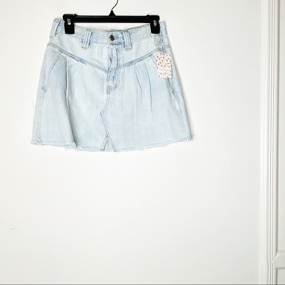 𝅺free PEOPLE side car mini skirt. Light wash. SZ 26 - Picture 3 of 6